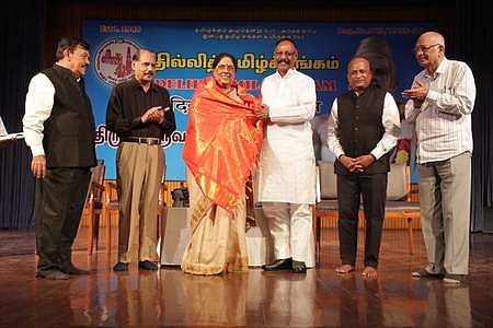 எந்தக் காரியத்தையும் அா்ப்பணிப்புடன் செய்தால் தனித்துவம் கிடைக்கும்: எழுத்தாளா் சிவசங்கரி பேச்சு