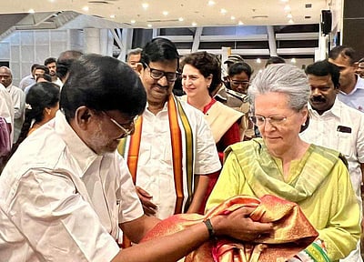 காங்கிரஸ் நிர்வாகிகளுடன் சோனியா காந்தி ஆலோசனை