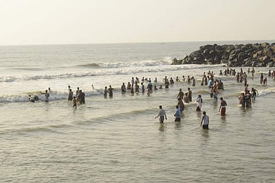 மகாளய அமாவாசை: சங்கமத்துறையில் புனித நீராடி முன்னோர்களுக்கு தர்ப்பணம்