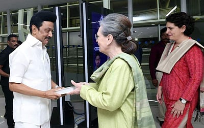 சென்னை வந்த சோனியா காந்தி, பிரியங்கா காந்தி!