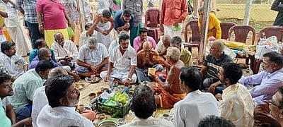 மகாளய அமாவாசை: புதுகை பல்லவன் குளக்கரையில் முன்னோர்களுக்கு தர்ப்பணம்