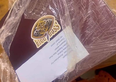 பிக் பாஸ் நிகழ்ச்சியில் இருந்து வந்த பரிசு: வைல்டு கார்டில் செல்கிறாரா இவர்?