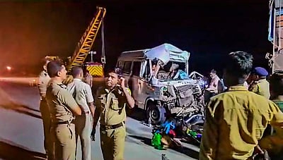 மகாராஷ்டிரம்: கண்டெயினர் லாரி மீது டெம்போ மோதியதில் 12 பேர் பலி