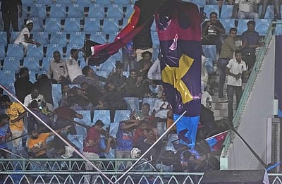 மைதானத்தின் மேற்கூரையிலிருந்து தூக்கி வீசப்பட்ட விளம்பரப் பதாகைகள்!