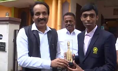 பிரக்ஞானந்தாவுக்கு பரிசு வழங்கிய இஸ்ரோ தலைவர்!