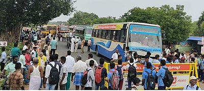 கந்தர்வகோட்டை அருகே பள்ளி, கல்லூரி மாணவர்கள் திடீர் சாலை மறியல்