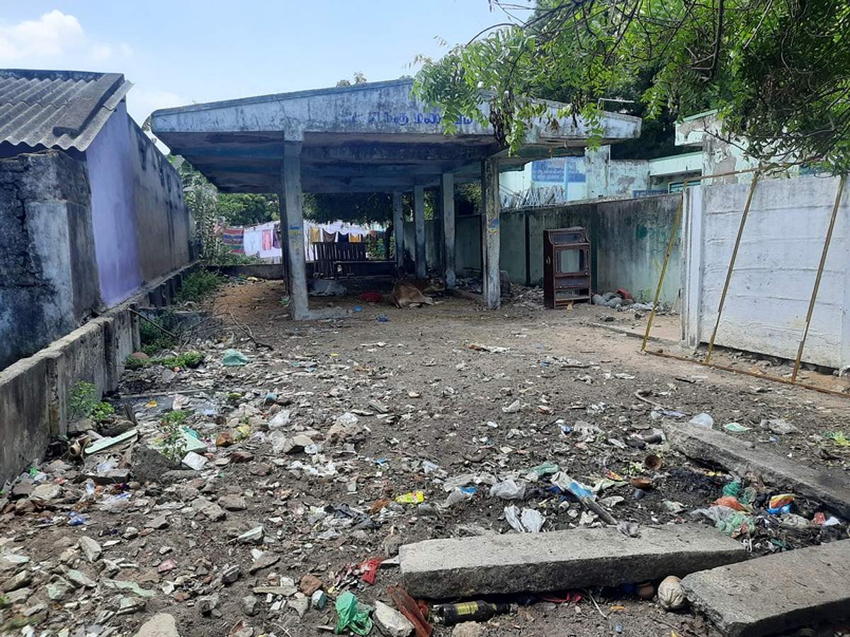 மாட்டுத் தொழுவமான கரும காரிய கொட்டகை!