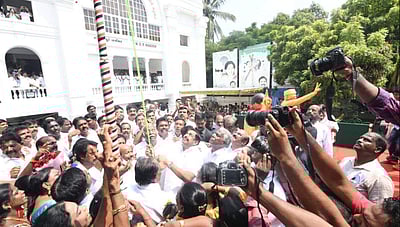 அதிமுக 52-வது ஆண்டு தொடக்க விழா! இபிஎஸ் கொடியேற்றினார்