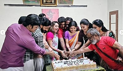 பாண்டவர் இல்லம் சீரியல் இறுதிநாள்! கொண்டாடிய நடிகர்கள்!