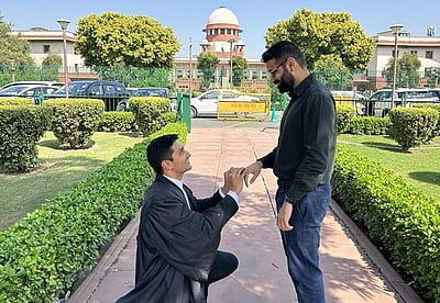 உச்சநீதிமன்றம் முன்பு நிச்சயதார்த்தம்! தன்பால் ஈர்ப்பு வழக்குரைஞர்கள் அதிரடி!!