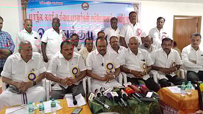 நவ. 9-ல் லாரிகள் வேலை நிறுத்தம்: சம்மேளனம் அறிவிப்பு