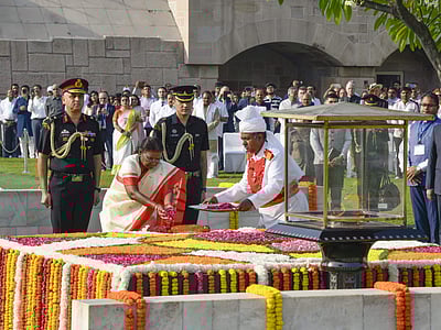 காந்தி நினைவிடத்தில் குடியரசுத் தலைவர், பிரதமர் உள்ளிட்டோர் மரியாதை
