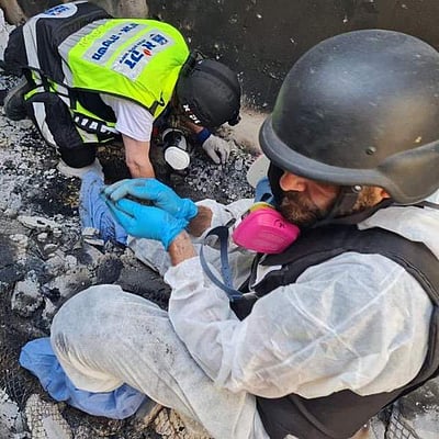 கைகளில் மனித சாம்பலுடன் இஸ்ரேல் மீட்புப் படை!