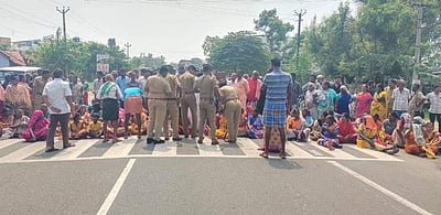 அவிநாசி- சேவூர் சாலையில் வேகத்தடை, சென்டர் மீடியா அமைக்கக்கோரி பொது மக்கள் மறியல்