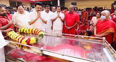 பங்காரு அடிகளாா் உடலுக்கு முதல்வர் ஸ்டாலின் அஞ்சலி