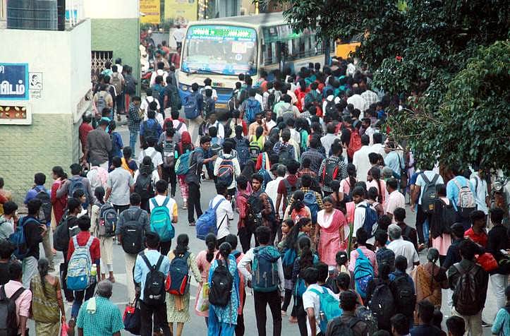 வெளியூா் நபா்கள் வெளியேற்றம்!