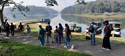 தேக்கடி ஏரியில் படகு சவாரி: சுற்றுலாப் பயணிகள் மகிழ்ச்சி