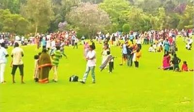 உதகையில் குவிந்த சுற்றுலா பயணிகள்: கடும் போக்குவரத்து நெரிசல்