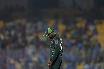 பாபர் அசாமை கேப்டன் பதவியிலிருந்து நீக்குங்கள்; கடுமையாக விமர்சிக்கும் முன்னாள் பாகிஸ்தான் வீரர்கள்!