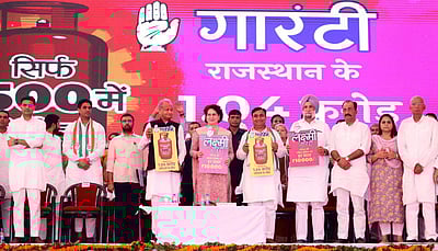 குடும்பத் தலைவிகளுக்கு ஆண்டுதோறும் ரூ.10 ஆயிரம்- ராஜஸ்தானில் காங்கிரஸ் தோ்தல் வாக்குறுதி