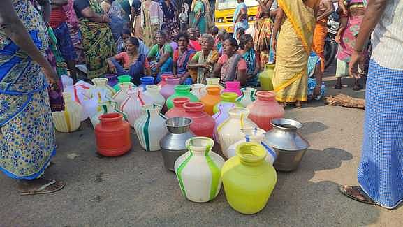 பன்னாங்கொம்பு பகுதியில் குடிநீா் கேட்டு மக்கள் மறியல்