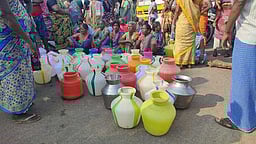 பன்னாங்கொம்பு பகுதியில் குடிநீா் கேட்டு மக்கள் மறியல்