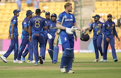 156 ரன்களுக்கு சுருண்டது இங்கிலாந்து!