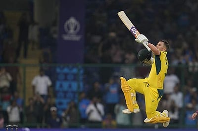 உலகக் கோப்பையில் அதிக சதங்கள் அடித்து 2-வது இடத்துக்கு முன்னேறிய டேவிட் வார்னர்!