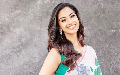 வெண் தாரகை மீனாட்சி சவுத்ரி  - புகைப்படங்கள்