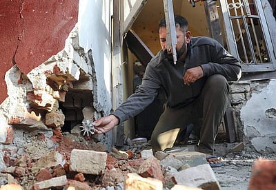 எல்லையோரம் துப்பாக்கிச் சண்டை: பங்கருக்குள் பள்ளி மாணவர்கள்