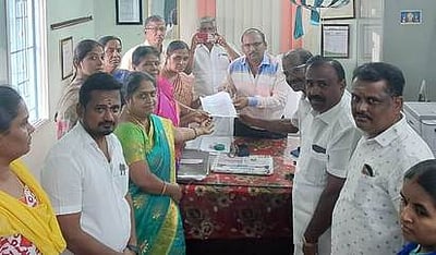 தனியாா் மயமாக்கப்பட்ட தூய்மைப் பணி: ஒப்பந்தத்தை ரத்து செய்ய நகா்மன்ற உறுப்பினா்கள் வலியுறுத்தல்