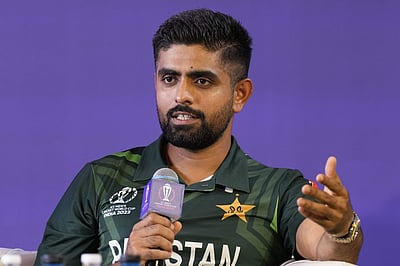 பாபர் அசாமின் அழைப்புகளை பாகிஸ்தான் கிரிக்கெட் வாரியத் தலைவர் எடுப்பதில்லை: முன்னாள் வீரர்