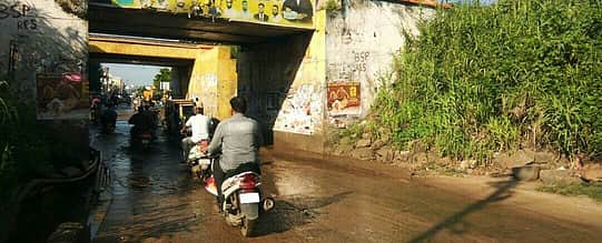 பொன்னேரி ரயில்வே சுரங்கப் பாலத்தில் மழைநீா் தேக்கம்: பொதுமக்கள் அவதி