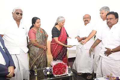 மத்திய அரசுத் திட்டங்களின் கீழ் ரூ. 3,749 கோடி கடன்: நிர்மலா சீதாராமன் வழங்கினார்