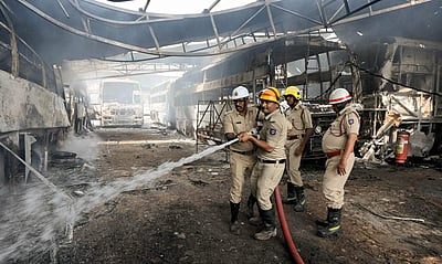 பெங்களூரு தனியார் பேருந்து பணிமனையில் தீ விபத்து  - புகைப்படங்கள்