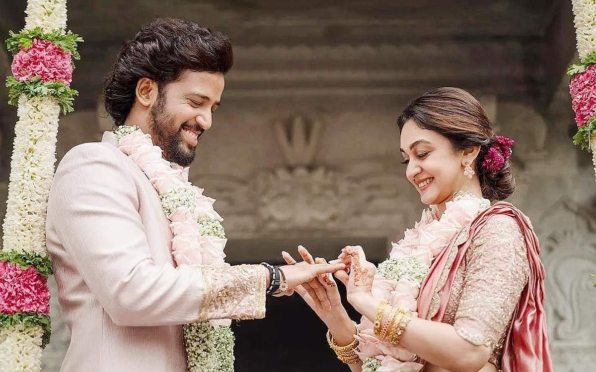 சென்னையை அடுத்த கெருகம்பாக்கத்தில் உள்ள அர்ஜுனுக்கு சொந்தமான ஆஞ்சநேயர் கோயிலில் ஐஸ்வர்யாக்கும்-உமாபதிக்கும் திருமண நிச்சயதார்த்தம் வெகு விமரிசையாக நடைபெற்றது.