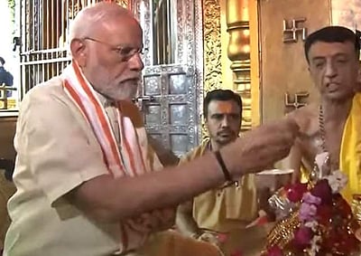 அம்பாஜி கோயிலில் பிரதமர் மோடி வழிபாடு!