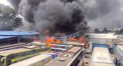 பெங்களூரு பேருந்து பணிமனையில் பயங்கர தீ விபத்து!