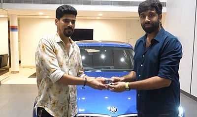 மார்க் ஆண்டனி பட இயக்குநருக்கு கார் பரிசளிப்பு!