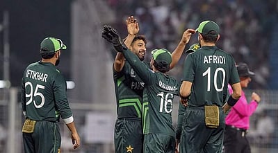 வங்கதேசத்தை 204 ரன்களுக்கு சுருட்டிய பாகிஸ்தான் அரையிறுதியில் நுழையுமா?