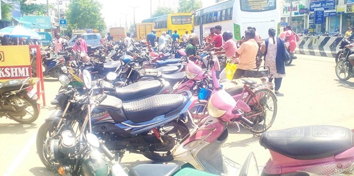 போக்குவரத்து நெரிசலில் சிக்கித் தவிக்கும் பெரம்பலூா்: வாகன ஓட்டுநா்கள் கடும் அவதி