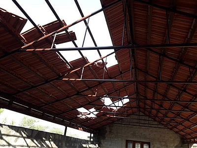 ஒடிசாவில் பள்ளியின் மேற்கூரை இடிந்து விபத்து: மாணவர் பலி!