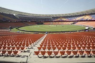 உலகக் கோப்பை: இங்கிலாந்துக்கு எதிராக நியூசிலாந்து பந்துவீச்சு