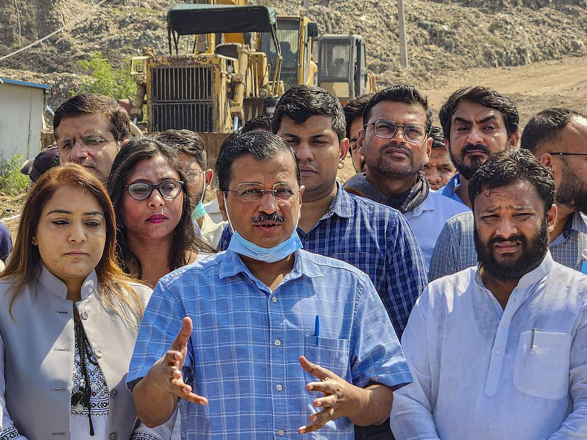 காஜிப்பூா் குப்பைக் கிடங்கில் கழிவுகள் அகற்றும் பணி திருப்பதிகரமாக இல்லை