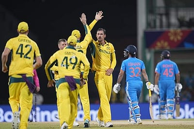 இந்தியா திணறல்: முதல் இரண்டு ஓவர்களில் 0  ரன்னில் ஆட்டமிழந்த மூன்று வீரர்கள்!