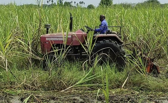 டிராக்டா் கவிழ்ந்ததில் ஓட்டுநா் படுகாயம்
