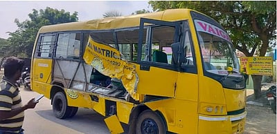 வாழப்பாடி அருகே பள்ளிப் பேருந்துகள் மீது தனியார் பேருந்து மோதல்:  10க்கும் மேற்பட்ட குழந்தைகள் காயம்