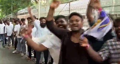 லியோ வெற்றி விழா: படையெடுக்கும் ரசிகர்கள்!