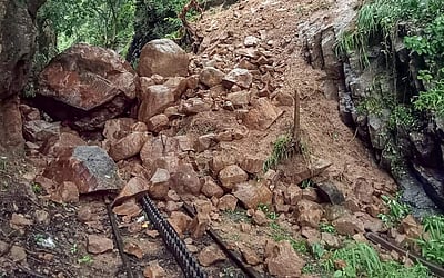 நீலகிரியில் கனமழையால் மண் சரிவு - புகைப்படங்கள்