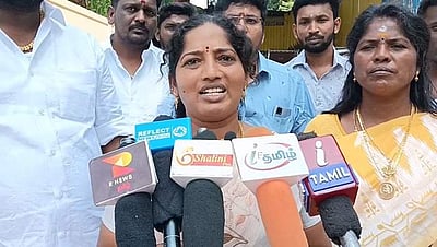 மதுரை மாநகராட்சி 20-ஆவது வார்டு மக்கள் கருப்புக்கொடி ஏந்திப் போராட்டம்